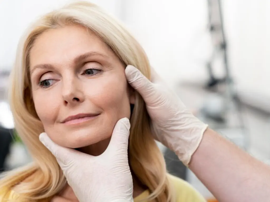 لیفت صورت بدون جراحی؛ روش‌های مدرن و ماندگار