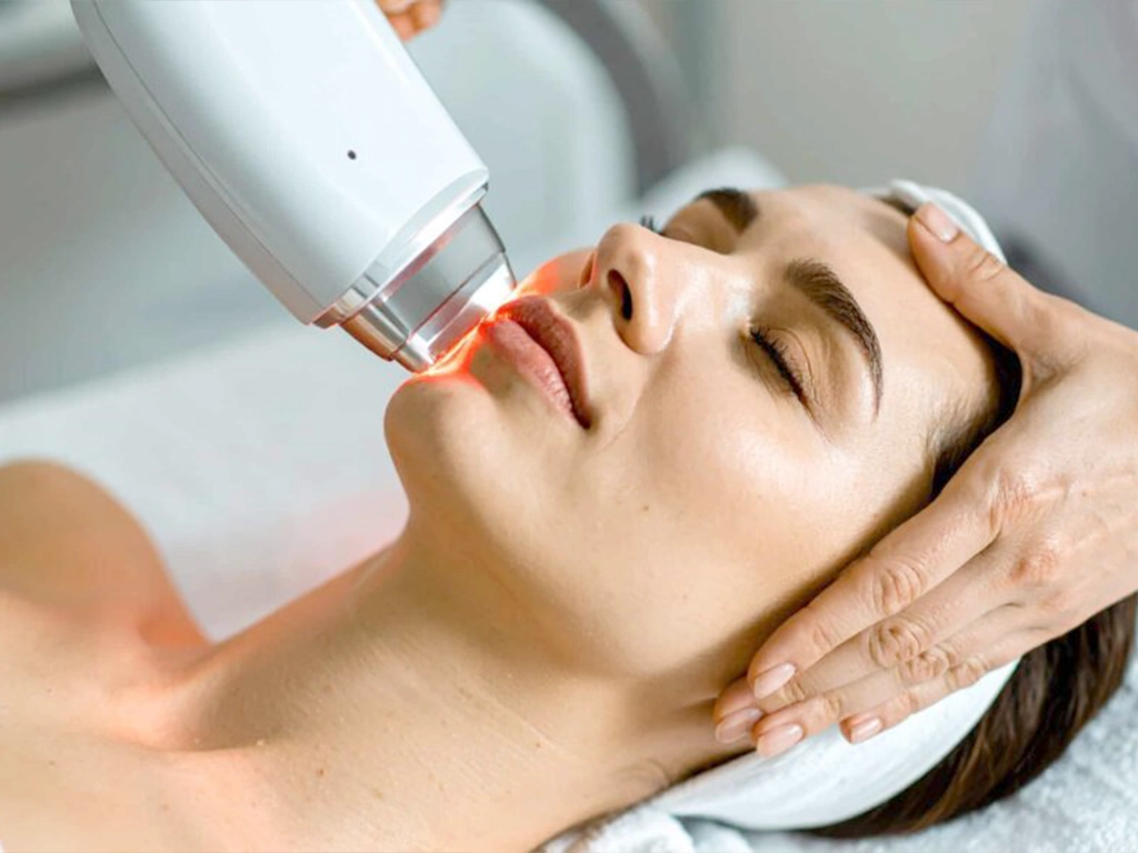 جوان‌سازی پوست با لیزر؛ راز پوست صاف و بدون چروک