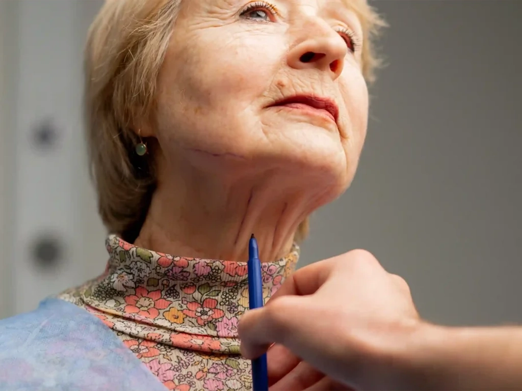 شلی پوست گردن چرا ایجاد می‌شود و چگونه درمان می‌شود؟